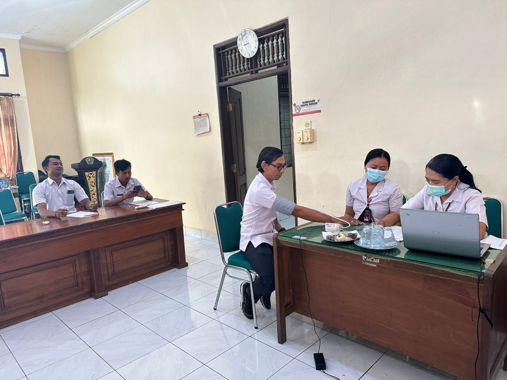 PELAKSANAAN KEGIATAN PEMERIKSAAN PENYAKIT TIDAK MENULAR (PTM) DI KANTOR DESA CEMAGI